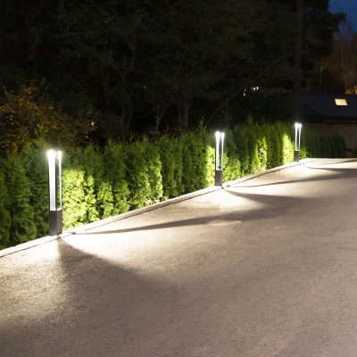 funk_pillarit_valaisemassa_pihaa_ledstorefi_1 - LedStore Pilarivalaisimet tontin reunassa valaisevat pihan suuntaan.