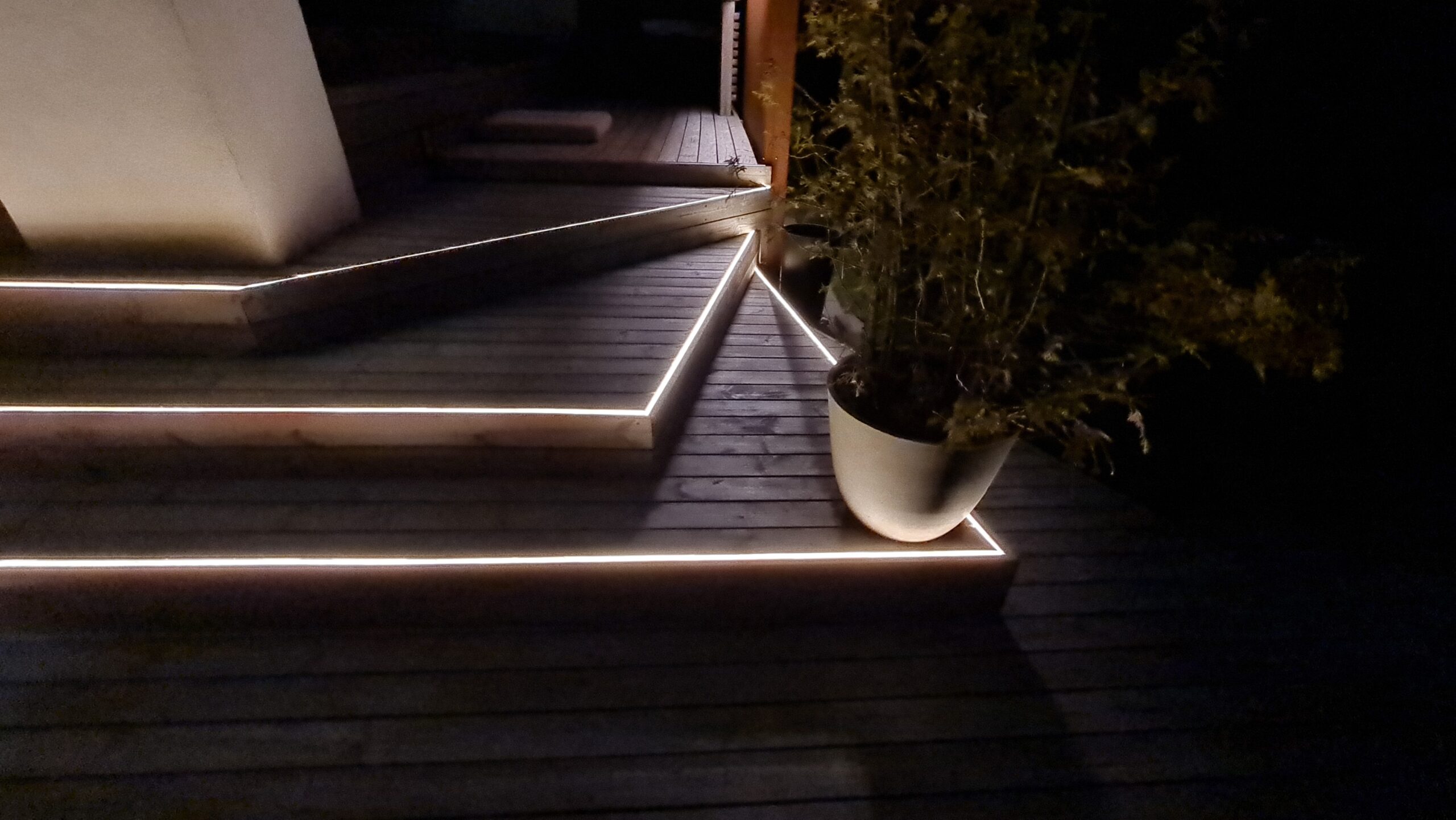 Led NEON led-nauha asennettuna portaiden askelmien reunoihin terassilla.