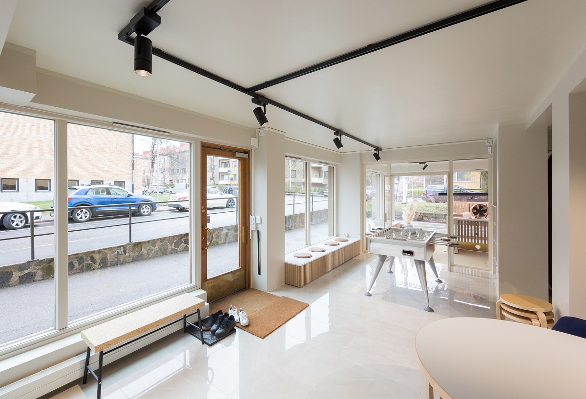 Valojen avautumiskulmaa ja suuntaa voidaan säätää esim. tilan sisustuksen vaihtuessa. Kiinteistötakuun toimitilat, LedStore.fi - LedStore Bürobeleuchtung, der Winkel und die Richtung der Lichter können angepasst werden, wenn sich zum Beispiel die Inneneinrichtung des Raumes ändert. Immobilien-Garantieräume, LedStore.fi