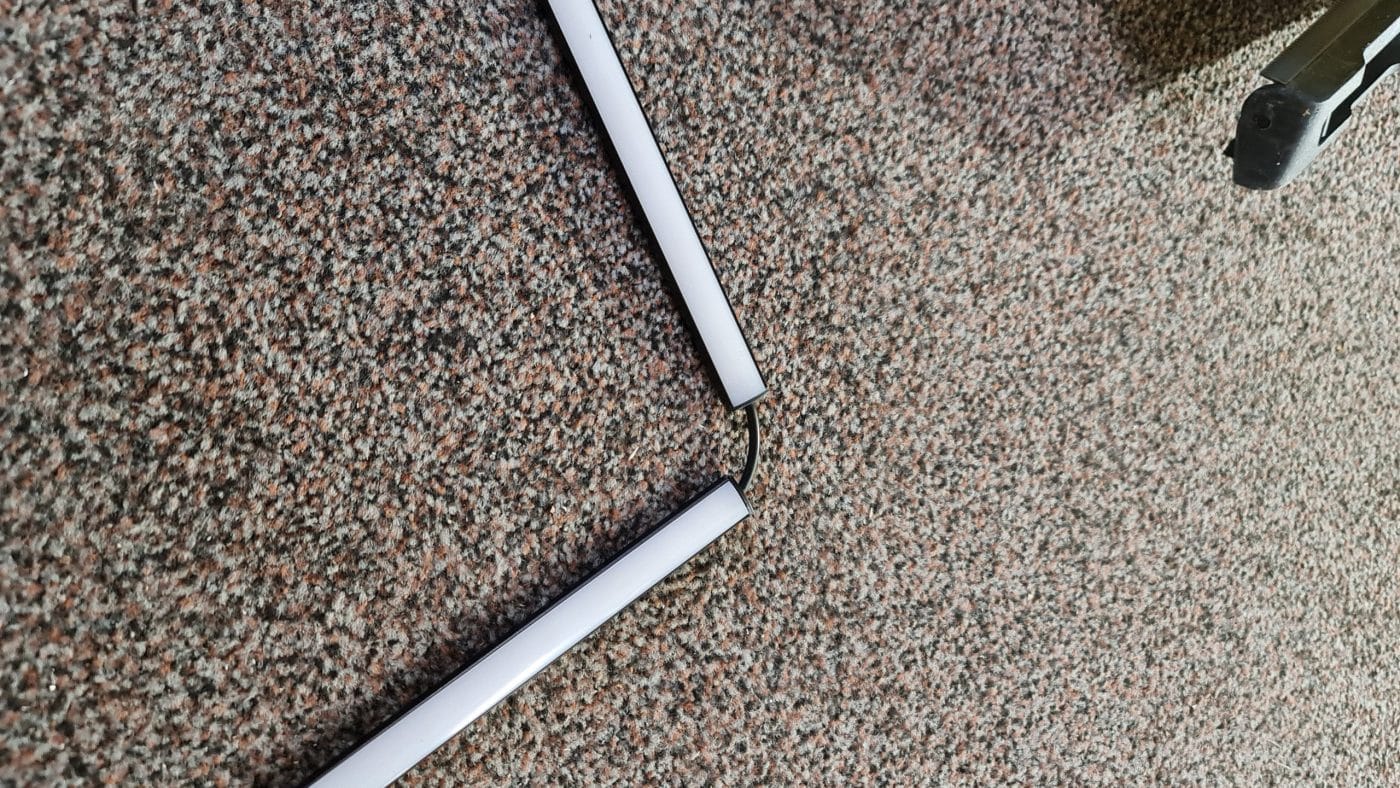 Led-nauha mustassa profiilissa kulmaliitoksella, valmis asennukseen.