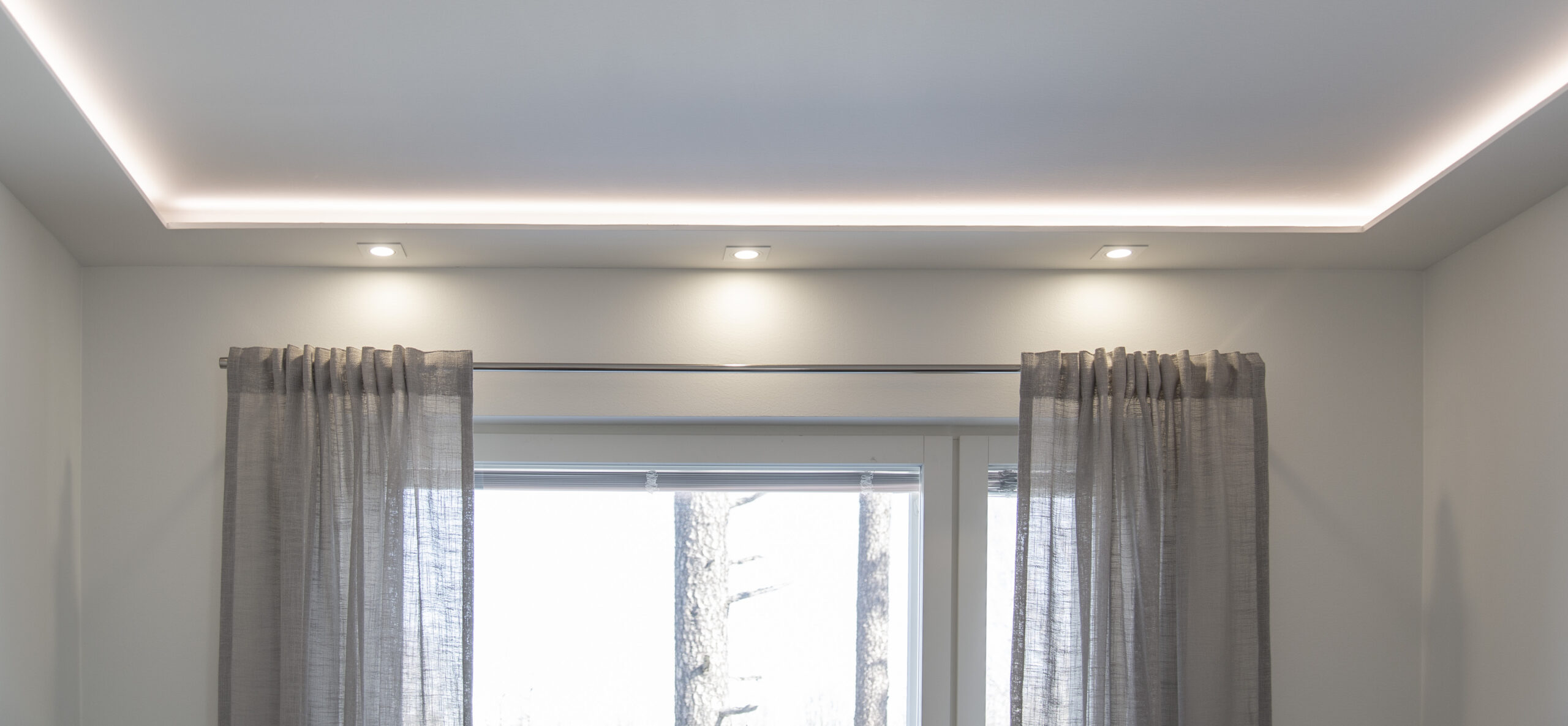 Sisustusvalaistus led-valoilla on luotu työpisteelle valoa tuovilla spoteilla sekä huonetta epäsuoraa valaistusta tuovalla led-nauhavalaistuksella.