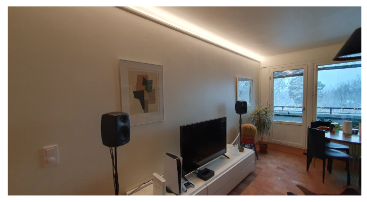Indirekte Beleuchtung an der Wand des Wohnzimmers