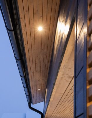 Led-ulkovalaistus räystäässä, led-spotit asennettu valaisemaan ulkoseinää pehmeästi.