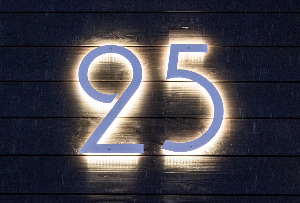 Led-numerovalaistus on mahdollista toteuttaa nykyaikaisten pienten led-yksikköjen avulla. Tässä valot tasaisesti numeron taustalla.