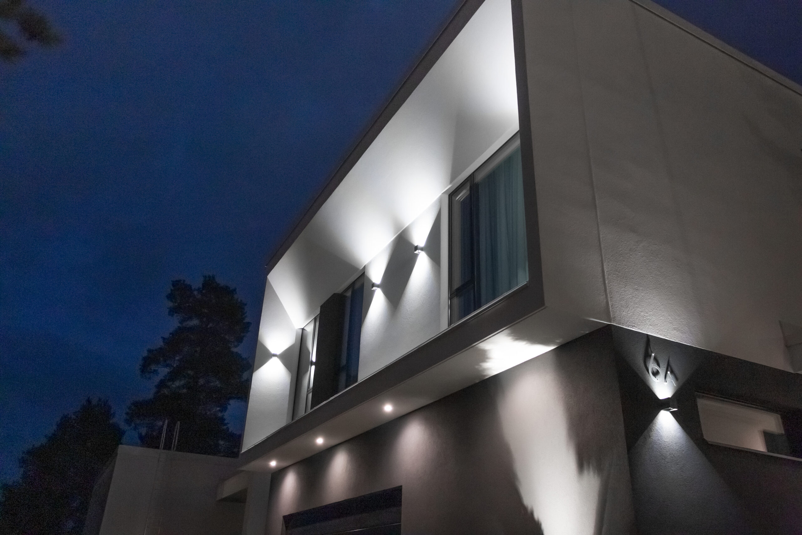 Led-pihavalaistus syntyy seinävaloista ja alaspäin osoittavista led-spoteista. Lisäksi seinävalaisin valaisee talon numeroa.
