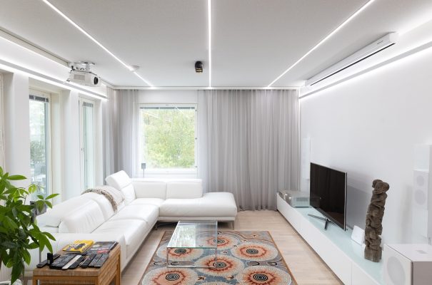 Katossa ja seinällä led-valonauhavalaistus, valo avautuu sekä ylös että alaspäin. © LedStore