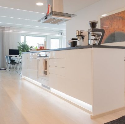 Sokkelin valaistus 7,2W/m led-nauhalla keittiössä.