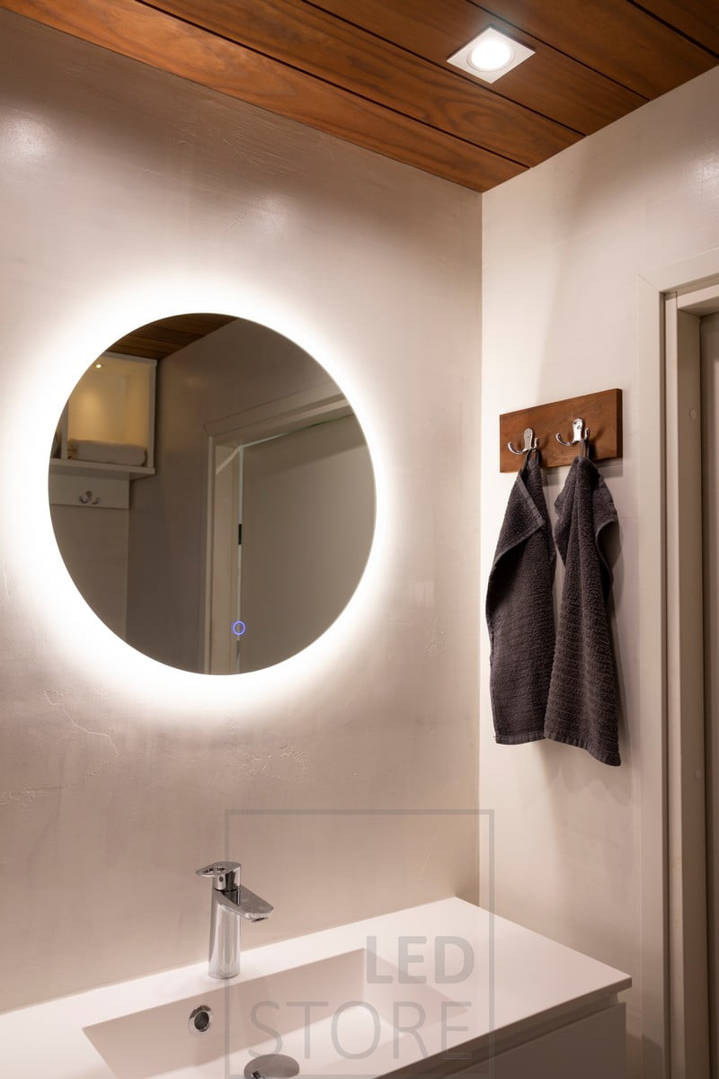 Pienempi MOON valopeili on halkaisijaltaan 600mm sopii hyvin kylpyhuoneeseen ja wc-tiloihin tuomaan tunnelmaa ja lisävalaistusta (IP55). Peilin yläpuolella KANTTI-spotti tuomassa kasvoille suoraa valoa. Ledstore.fi