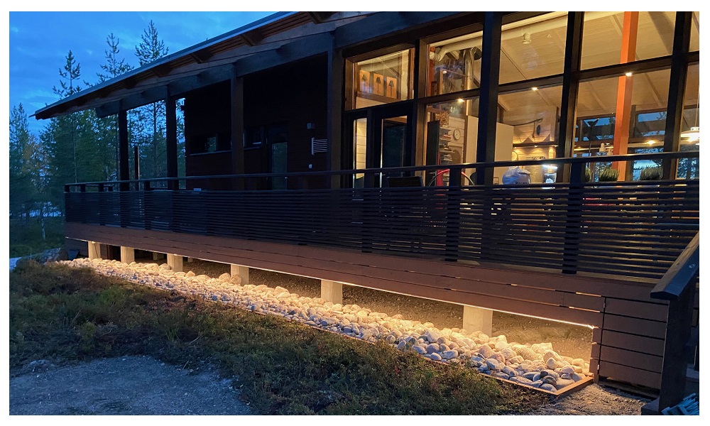 Led nauha ulkotilassa- Led nauha terassin sokkelissa - LedStore Valaistu LED nauha terassin sokkelissa iltahämärässä.