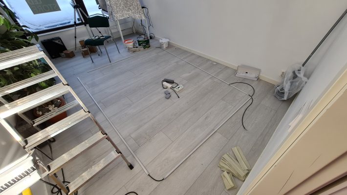 Led-nauha alumiiniprofiilissa valmiina nostettavaksi paikoilleen. Kaksi L-muotoista kiskoa, joissa värilämpötilasäädettävät led-nauhat. Liitosjohdot nauhojen päissä ovat melko lyhyet, sillä virtalähteet sijoitettiin hyvin lähelle nauhoja.