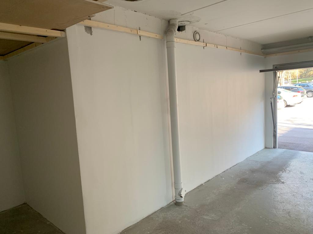 Autotallin remontissa maalaus käynnissä - LedStore Renovierung der Garage: Malerarbeiten im Gange