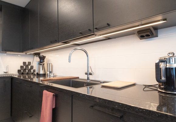 Arbeitsleuchte in Schwarz mit niedrigem Profil ©LedStore