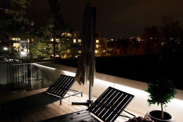 Ulkovalaistus ledeillä Ledstorefi_53 - LedStore Terassivalaistuksen kaiteen alla led nauha valaisemassa epäsuorasti.
