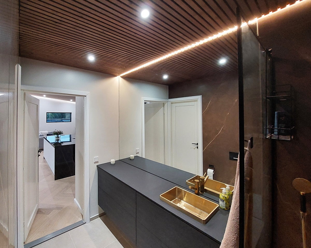 Lampenshop Eigentum von Led Store Nicht ohne Erlaubnis verwenden - LedStore Das Badezimmer verfügt über eine angemessene Beleuchtung mit einer Kombination aus 9W-Strahlern und LED-Leuchtbändern