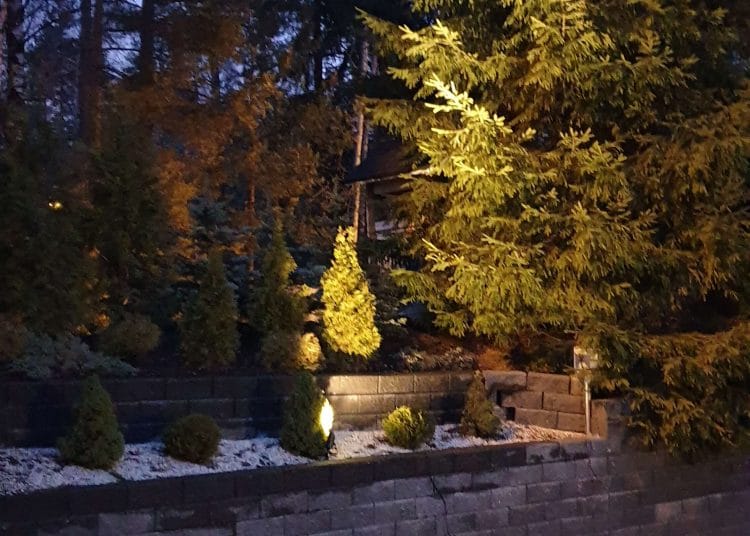 - LedStore Iltahämärässä LED-valaistu kivipolku ja lyhdyt, jotka hehkuvat lämpimästi puissa; syvän sininen taivas lisää varjoja ja maalaismaista charmia.