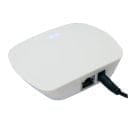 Kompakti valkoinen elektroninen laite Ethernet-portilla, virtajohdolla ja kahdella ylimmällä LED-merkkivalolla tehokkaaseen liittämiseen.