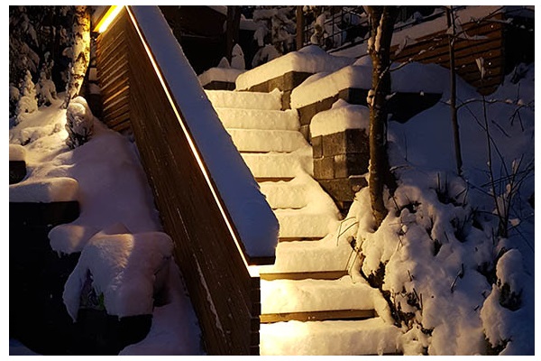 led_nauha_ulos_portaiden_valaistu_ledstore.fi - LedStore Lumiset portaat iltahämärässä, kaiteesta kajastaa lämpimän sävyistä valoa portaisiin.