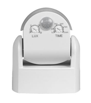 Seinälle kiinnitettävä valkoinen liiketunnistin LED-järjestelmille, säädettävät "LUX"- ja "TIME"-säädettävät nupit ja yläkeskitty pyöreä anturi.