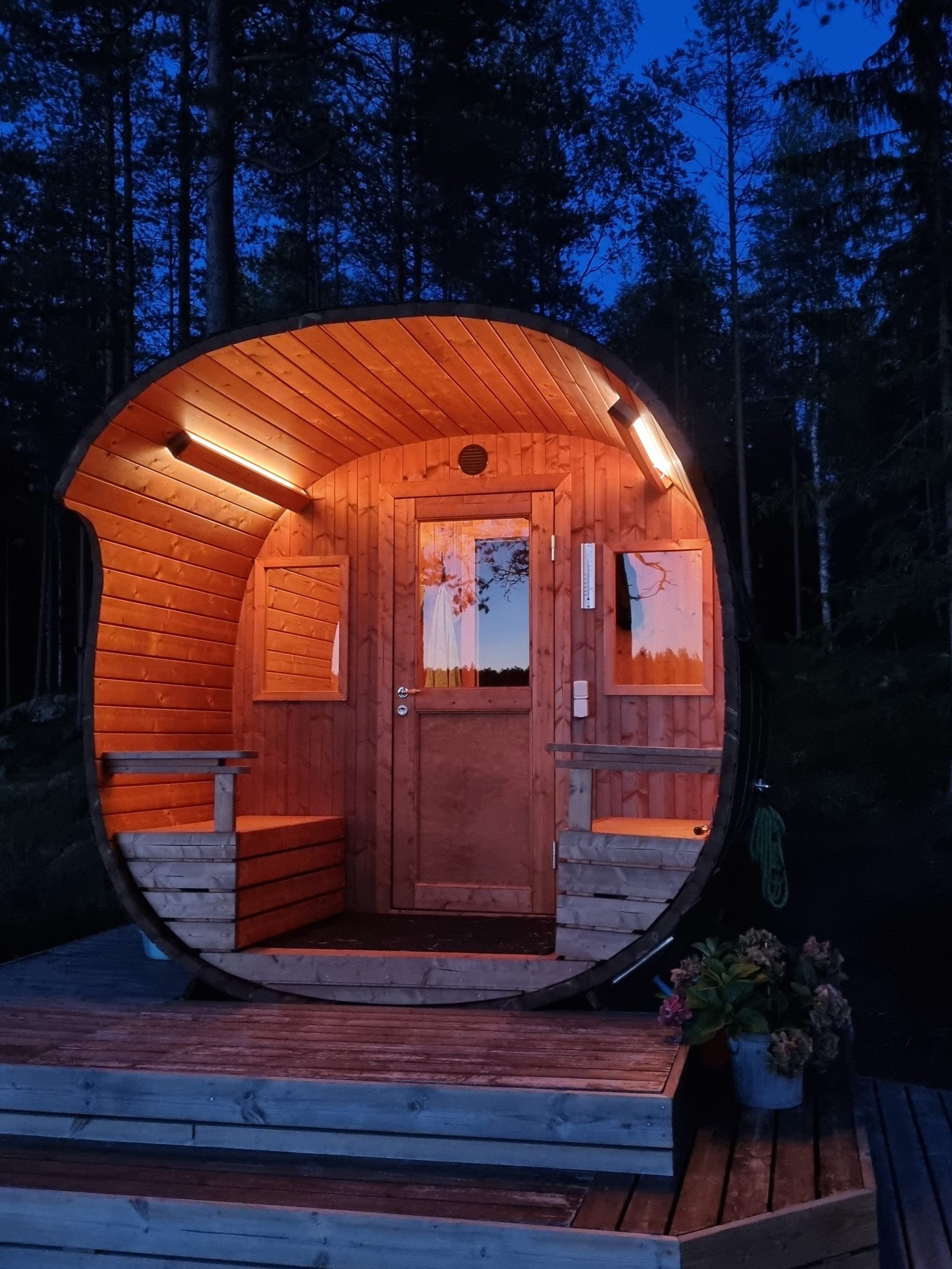 LedStore.fi:n valikoimaan kuuluva kaarevaksi muotoiltu, valaistu Sauna on asetettu puualustalle keskelle pimeää metsää. Die Sauna verfügt über einen LED-Beleuchtungskörper, der die Sauna über und über in die Höhe treibt. Es ist nicht einfach, die Siluetit-Funktion zu erweitern.