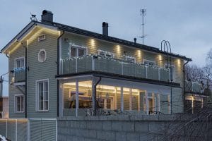 Monipuolinen ulkovalaistus led nauhalla ja spoteilla.