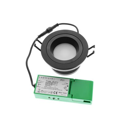 Schwarzes LED-Einbaudownlight mit grünem LED-Treiber und schwarzem Kabel auf weißem Hintergrund - eine energieeffiziente Beleuchtungslösung.