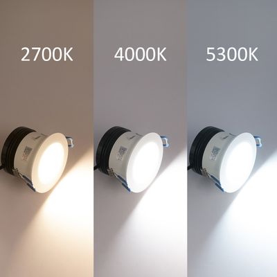Drei LED-Leuchten in den Farbtemperaturen 2700K (warm), 4000K (neutral) und 5300K (kalt) beleuchten die Oberfläche und zeigen unterschiedliche Lichttöne.