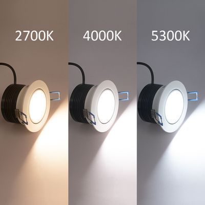 Drei kreisförmige LED-Leuchten mit den Farbtemperaturen 2700K (warm), 4000K (neutral) und 5300K (kühl) vor einem neutralen Hintergrund für optimale Beleuchtung.