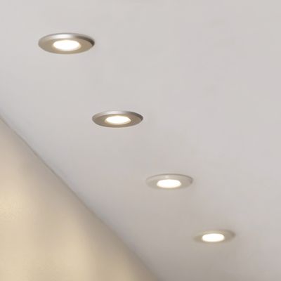 Die Deckenansicht verfügt über vier LED-Einbauleuchten, die einen sauberen weißen Raum erhellen und moderne Beleuchtungslösungen akzentuieren.