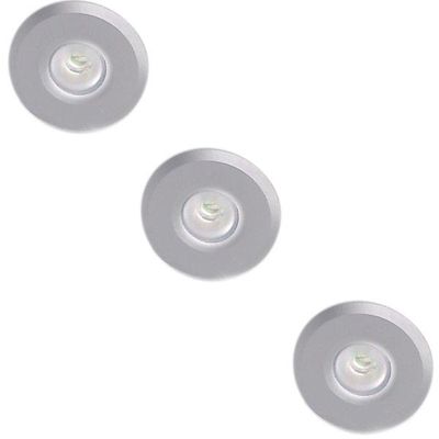 Drei runde silberfarbene Deckeneinbauleuchten auf einem diagonalen weißen Hintergrund. Energieeffiziente LED-Beleuchtung für moderne Räume.