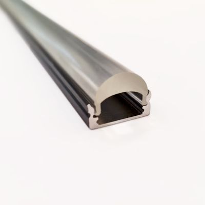 Nahaufnahme eines LED-Profils aus Aluminium mit einem abgerundeten Diffusor auf weißem Hintergrund, elegantes Design und moderne Beleuchtungslösung.