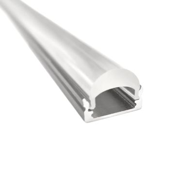 Nahaufnahme eines LED-Profils aus Aluminium mit einem abgerundeten Diffusor auf weißem Hintergrund, elegantes Design und moderne Beleuchtungslösung.