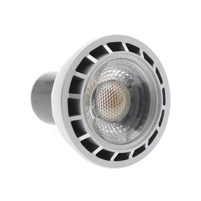 LED-Strahlerglühbirne mit GU10-Sockel, weiß, QC PASS-Label sichtbar. Ideal für energieeffiziente Beleuchtungslösungen in modernen Räumen.