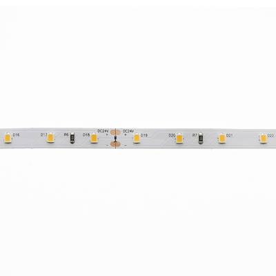 Nahaufnahme eines LED-Leuchtbandes mit gelben Dioden und Widerständen auf weißem Hintergrund; eine energieeffiziente Beleuchtungslösung.