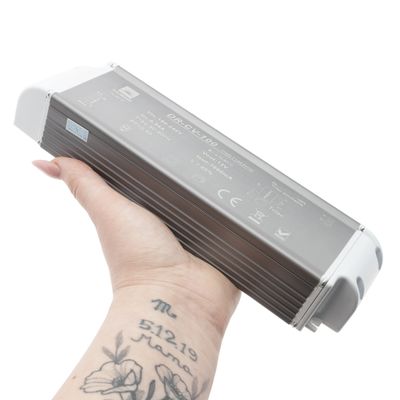 Handgehaltener LED-Controller mit aufgedruckten Spezifikationen und Symbolen, unverzichtbar für energieeffiziente Beleuchtungsanlagen in LED-Beleuchtungsgeschäften.