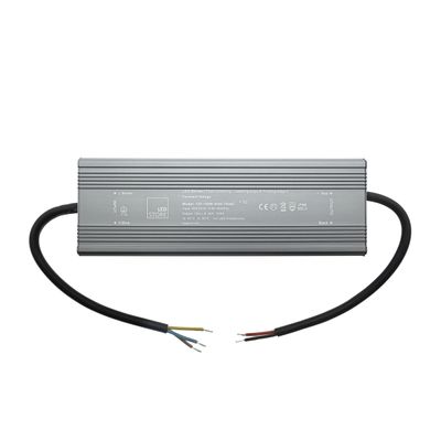 Rechteckiger LED-Controller mit zwei schwarzen Kabeln auf jeder Seite, verschiedenfarbige Drähte für vielseitige Beleuchtungsanschlüsse.