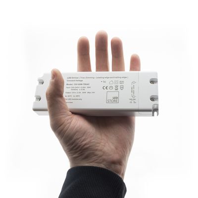 Handgehaltener rechteckiger LED-Controller mit aufgedruckten Informationen, ideal für effiziente und langlebige Beleuchtungslösungen von einem führenden LED-Beleuchtungsunternehmen.