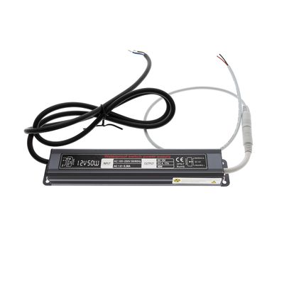 Alternativer Text: schwarzes 12V 50W wasserdichtes LED-Netzteil mit zwei Drähten und Warnstift, ideal für LED-Beleuchtungslösungen im Freien.