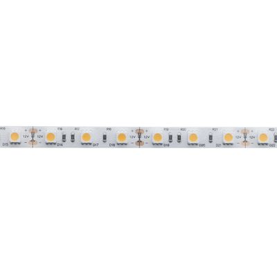 Nahaufnahme eines weißen LED-Streifens mit kleinen, gleichmäßig verteilten runden LEDs und Widerständen in einem linearen Muster für effiziente Beleuchtung.