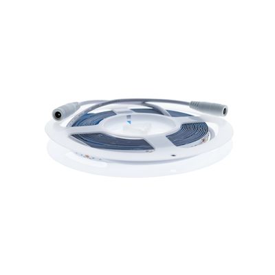 Verdrilltes LED-Lichtband mit weißer Spule mit Anschlüssen an beiden Enden, isoliert mit weißem Hintergrund für die Beleuchtung von SEO.