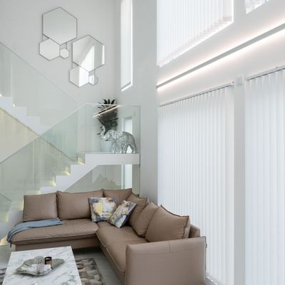 Modernes Wohnzimmer mit LED-Beleuchtung, beigem Sofa, dekorativen elfenbeinfarbenen Statuen, geometrischen Spiegeln, Marmor-Couchtisch und weißen vertikalen Vorhängen.
