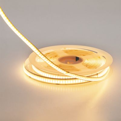Ein gedrehtes LED-Lichtband, das ein weiches, warmes Licht auf weißem Hintergrund ausstrahlt - die perfekte energieeffiziente Beleuchtung für jeden Raum.