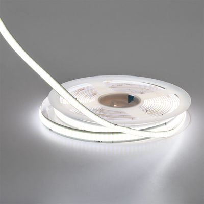 Weißes, oberflächenverdrehtes LED-Lichtband, teilweise ausgefahren mit hellem Licht, um energieeffiziente Beleuchtungslösungen hervorzuheben.
