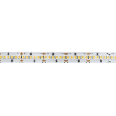 Nahaufnahme eines LED-Leuchtbands mit gelben und silbernen Komponenten auf weißem Hintergrund, das energieeffiziente Beleuchtungstechnologie präsentiert.