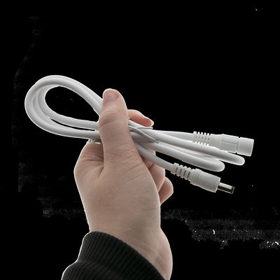 Handgedrehtes weißes LED-Glasfaserkabel mit Steckern, schwarzer Hintergrund; energieeffiziente Beleuchtungslösungen vom führenden LED-Werk.