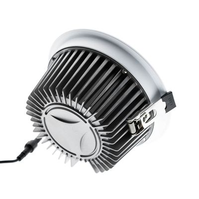 Schwarz-silbernes LED-Downlight mit gebürstetem Kühlkörper, Netzkabel und Befestigungsclip. Schräge Ansicht mit schlankem Design für effiziente Beleuchtung.