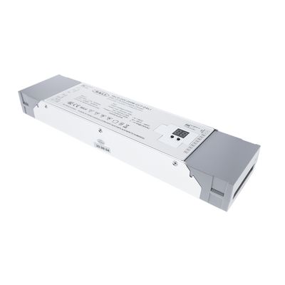 Nahaufnahme eines weißen und grauen elektronischen Geräts für LED-Leuchten mit einem Etikett mit technischen Daten und Symbolen für optimale Lichtleistung.