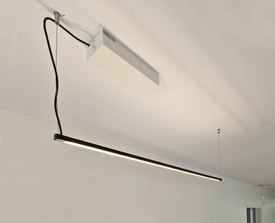 TIINU 2 Meter - schwarz, hängende led Leuchte, Farbtemperatur einstellbar, Licht UP und DOWN.