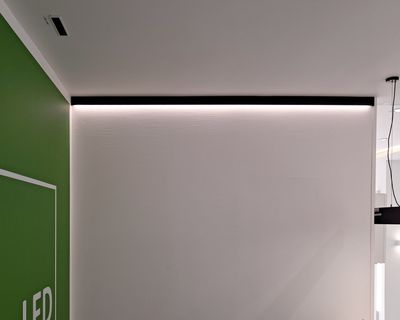 Schwarzes Profil, das an der Wand in der Dachlinie montiert wird.