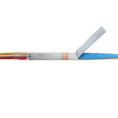 LED-Leuchtstreifen mit Dioden, Drähten und teilweise entferntem Klebstoff für die Beleuchtungsinstallation.