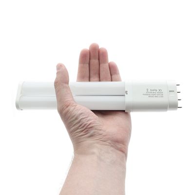 Eine Person hält eine stilvolle LED-Lampe mit einem Metallspieß und präsentiert moderne und energieeffiziente Beleuchtungslösungen.